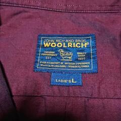 くすんだ赤いシャツの画像