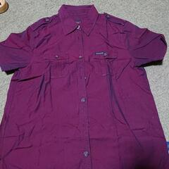 くすんだ赤いシャツ