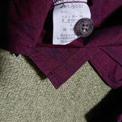 くすんだ赤いシャツの画像