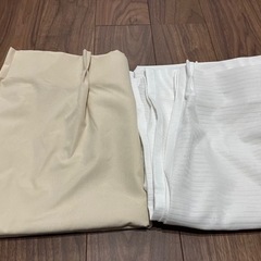 小さいニトリのカーテン(ベージュ)の画像