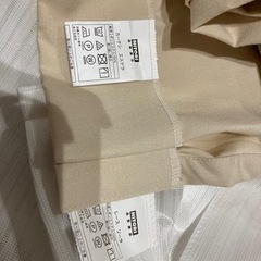 小さいニトリのカーテン(ベージュ)の画像