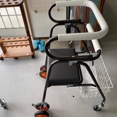 シルバーカー おしゃれ 歩行車 (手押し車 歩行器 介護 歩行補...