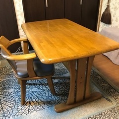ダイニングテーブルと椅子4脚