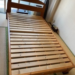 セミダブルベッド　木でできたベッドです。