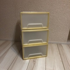 3段の小物入れ、ケース