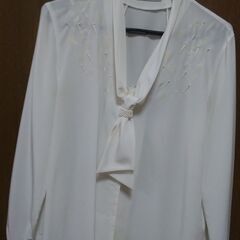 (完了)パール刺繍ループ白ブラウス　サイズ9号の画像