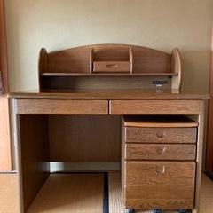 使わなくなった息子の学習机です。