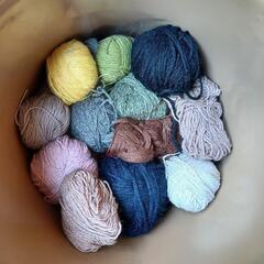 毛糸27玉。未使用と中古。ウール１00%もあります。全部まとめて1000円での画像