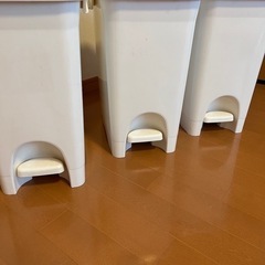 ☆無料☆ゴミ箱 22リットル ペダル式 3台の画像
