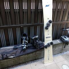 スノーボードとブーツ。アルペン用。ボードケースはburton