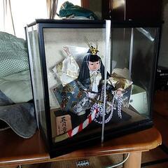 ガラスケース入り人形