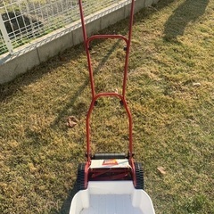 お話中ー手動芝刈り機