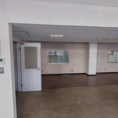 スケルトン、事務所仕様！！ JR常磐線松戸駅徒歩1分♪ 保証金3ヶ月礼金賃料1ヶ月無料！ 物販店、学習塾、事務所に最適な広さ♪ 駅徒歩1分、外からの視認性あり、窓多数★ 1階ドラッグストア、上階には大手学習塾あり★ 看板使用料なし、エレベータあり - 不動産