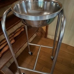 お引き取り者様きまりました　病院に置いてある医療用洗面器？