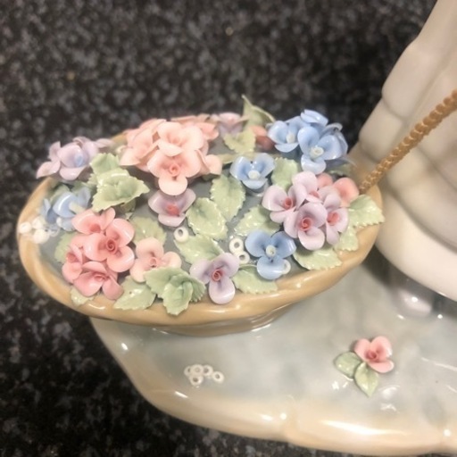 リアドロ　花束を抱えた人形と花籠