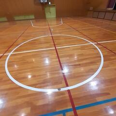 是非とも私にさせてください‼️体育館の剥がれたラインを綺麗にします✋➰🏀新規ラインを貼ることも可能の画像