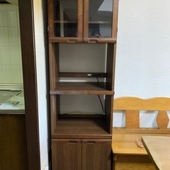 電子レンジと炊飯器やオーブントースターなどがが置けるカップボード...