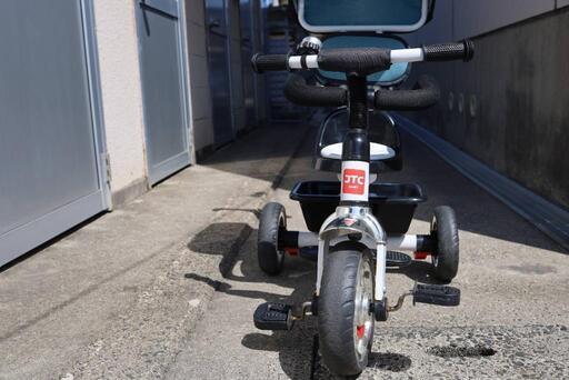 手押し三輪車(ペダルでもこげます。親の手押しでハンドル操作も可能)