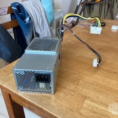 デスクトップ備え付けの電源ユニットの画像