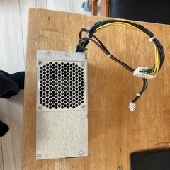 デスクトップ備え付けの電源ユニットの画像