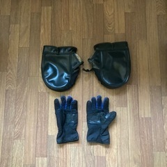 バイクのハンドルカバー、手袋、レインコートの画像