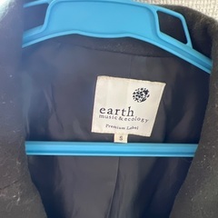 カーキ色のコートの画像