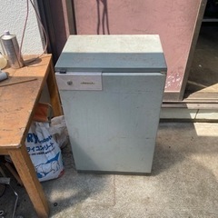 扉付きスチールラックの画像