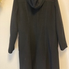 黒フード付きコートの画像