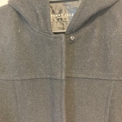 黒フード付きコートの画像