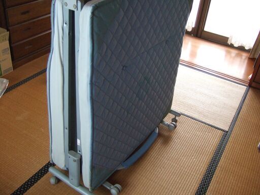 折りたたみベッド中古品 / 汚れ有り / 近くなら運びます（鈴鹿近辺）
