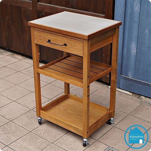 市場家具(ICHIBA)のRasic(ラシック)シリーズ、キッチンワゴンです。モルタル天板と天然木がヴィンテージ感あふれるラックはコンパクトなサイズで置く場所を選ばずキャスター付きで移動もスムーズ♪CD318