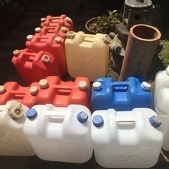 引取先決定●赤白青灯油容器12個●20l×8個、18l×4個