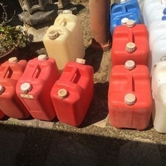 引取先決定●赤白青灯油容器12個●20l×8個、18l×4個の画像