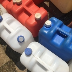 引取先決定●赤白青灯油容器12個●20l×8個、18l×4個の画像