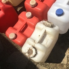 引取先決定●赤白青灯油容器12個●20l×8個、18l×4個の画像