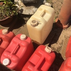 引取先決定●赤白青灯油容器12個●20l×8個、18l×4個の画像