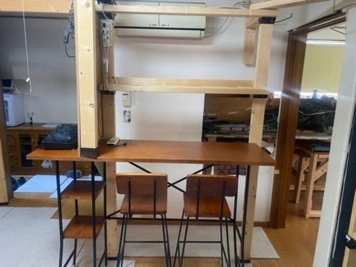 テーブルカウンターと木