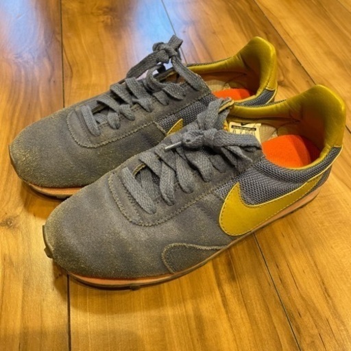 NIKE スニーカー　23.5