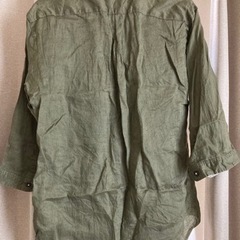 カーキのメンズシャツの画像