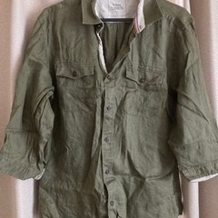 カーキのメンズシャツ