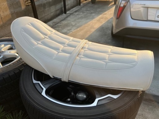 間も無く車体のo/hが完了する為近日取消します 希少 トライスターズ GT380 バナナ シート 白  モール付 美品 特注 SUZUKI サンパチ 旧車 2st トリプル