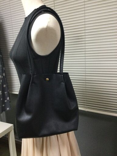 上品な感じの小ぶりバッグ（ショルダーにもなる）