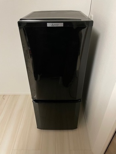 黒色の冷蔵庫