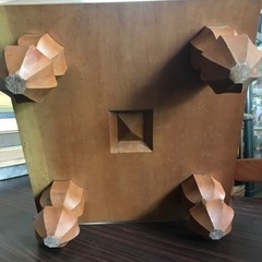 囲碁セット　本寸サイズ　5.5寸　天然木製の脚付き囲碁盤と、碁石のセットです。の画像