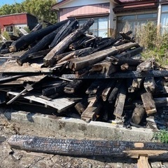 秋田県男鹿市　焼けた木材　廃材　焼杉の画像