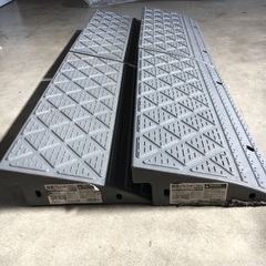 【ご相談中】段差 スロープ プレート 幅60cm 高さ10cm用　４個セット　USED 駐車場 玄関 段差解消 アイリスオーヤマ の画像