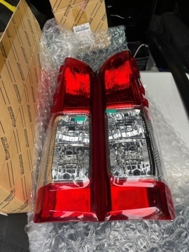 200ハイエース新品未使用テールランプ