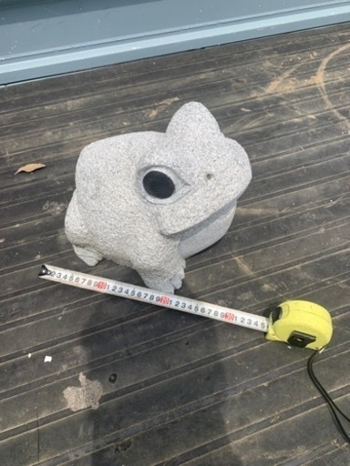 御影石カエル