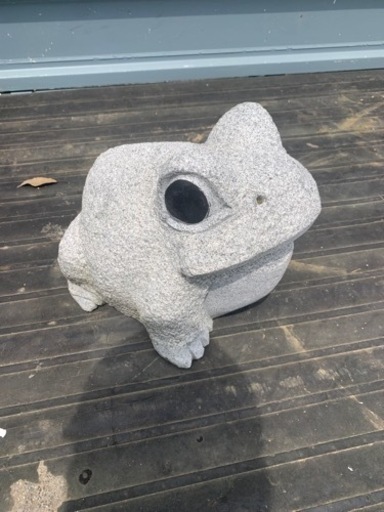 御影石カエル