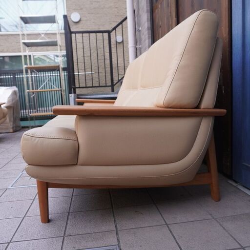 Karimoku（カリモク家具）よりZU25シリーズの稀少なチェリー材を使用した 本革  2.5人掛けソファです！ あたたかみのあるナ